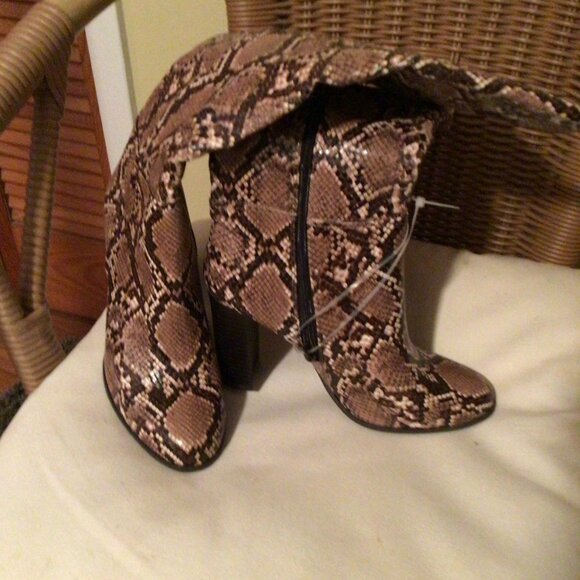 A New Day Brandee knee-high boots in a taupe snakeskin print. size 5.5 - Picture 3 of 4